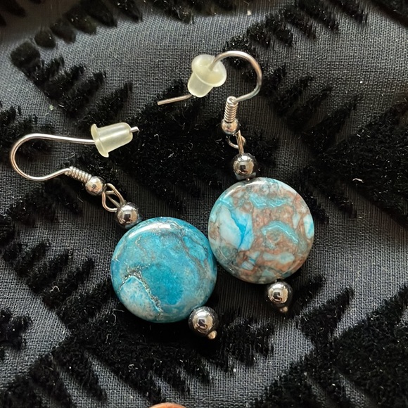 Vintage bundle of fashion earrings with man made and natural stones, shells. - Picture 5 of 7